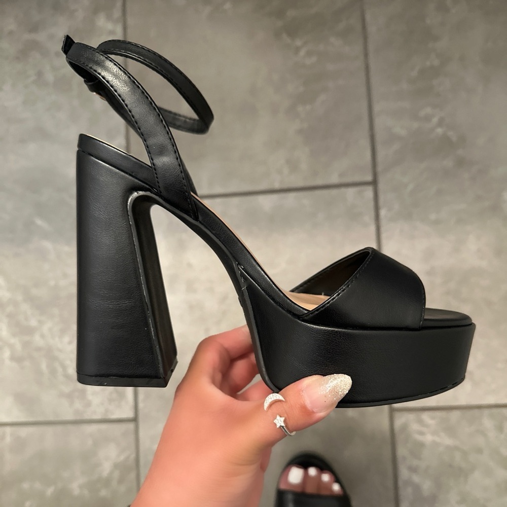 NEW!! Sleek Black Platform Sandals with Chunky Heel - Picture 3 of 7